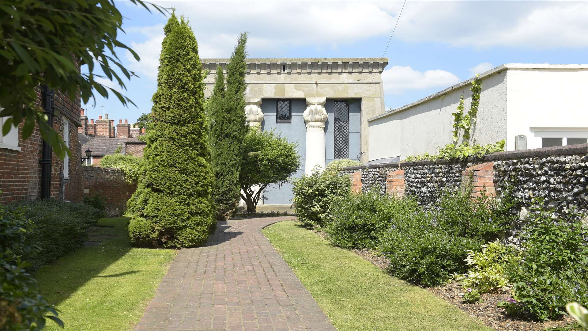 The garden at the Old Synagoge in King Street.